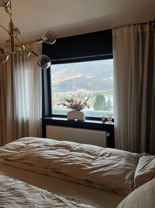 Botnahlid Villa, Mountain And Town Views And Outdoor Sauna Сейдисфьордюр Экстерьер фото