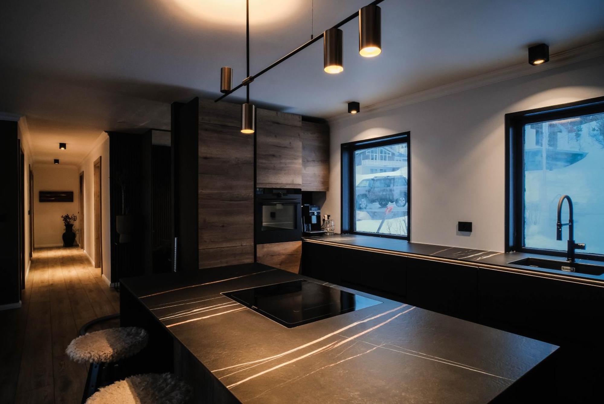 Botnahlid Villa, Mountain And Town Views And Outdoor Sauna Сейдисфьордюр Экстерьер фото