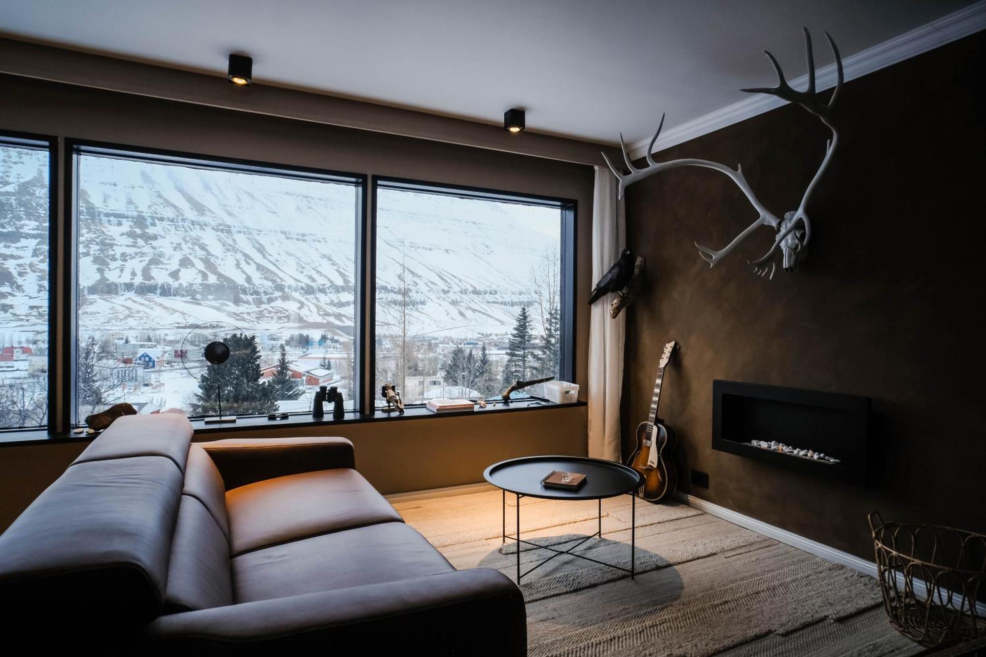 Botnahlid Villa, Mountain And Town Views And Outdoor Sauna Сейдисфьордюр Экстерьер фото