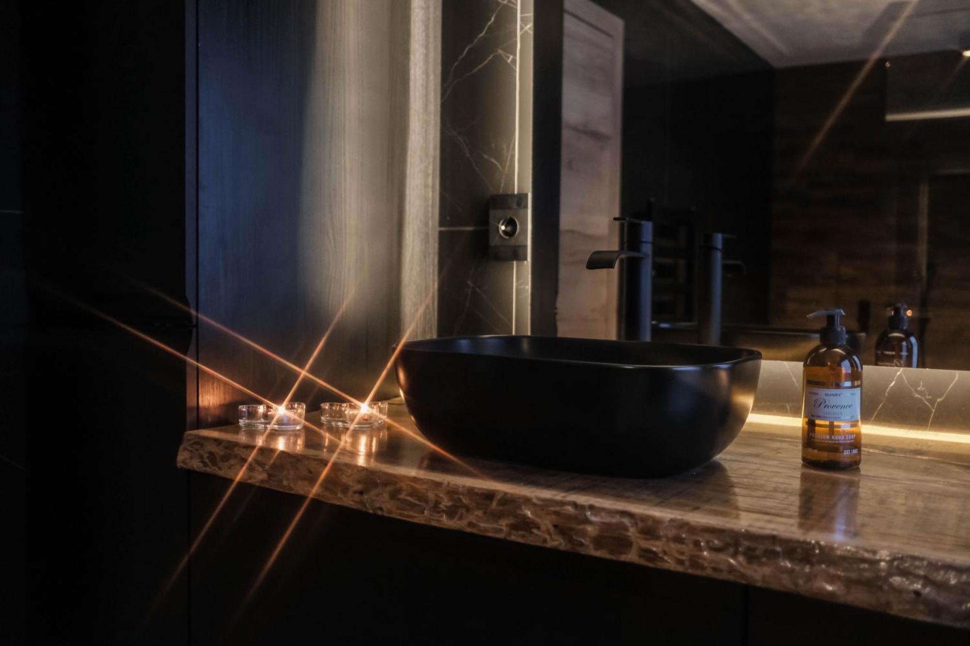 Botnahlid Villa, Mountain And Town Views And Outdoor Sauna Сейдисфьордюр Экстерьер фото